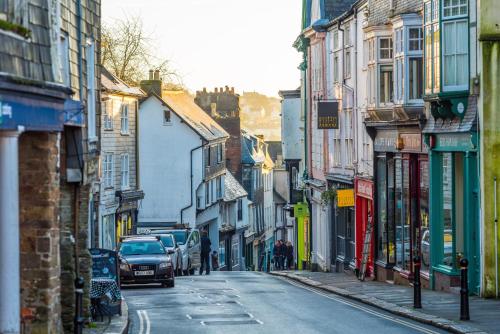 Stunning studio cntrl Totnes with parking