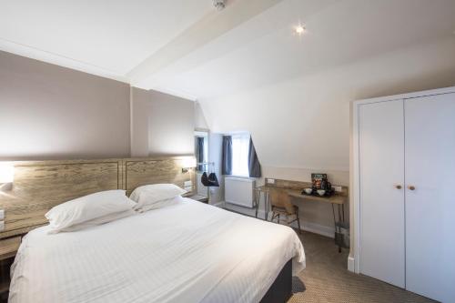 Half Moon, Sherborne by Marstons Inns Set in a prime location of Sherborne, Half Moon by Marstons Inns puts everything the city has to offer just outside your doorstep. The hotel offers guests a range of services and amenities designed t