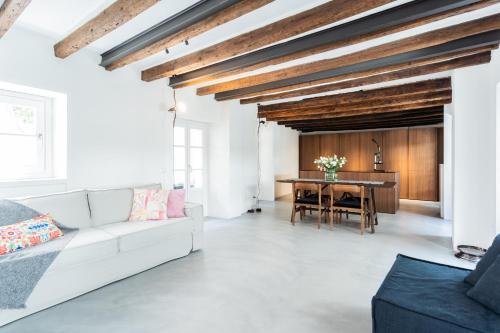 Shades Of Como Private Terrace by Rent All Como - image 3
