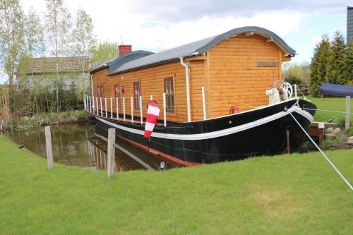 Dutch hausboat MOLENDIEP built 1909 - Apartment - Mosty