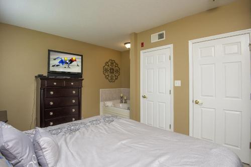 Colonial Crest 112 by Heritage Cabin Rentals - image 5
