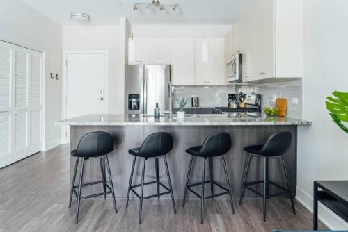 2BR Cheerful Stylish Apartment 20mins to Chicago - image 8