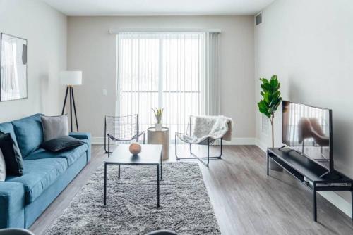 2BR Cheerful Stylish Apartment 20mins to Chicago