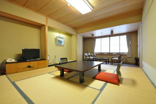 Nishiki-no-Yu Jimotoya Nishiki-no-Yu Jimotoya is conveniently located in the popular Matsumoto area. Featuring a satisfying list of amenities, guests will find their stay at the property a comfortable one. Service-minded st