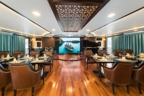 Restaurant, La Regina Legend Cruise in Tuan Chau Island