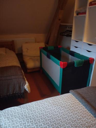 1 queen bed, 2 twin beds, 1 bunk bed