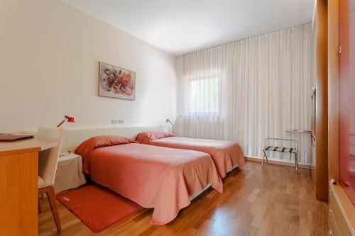 2 twin beds