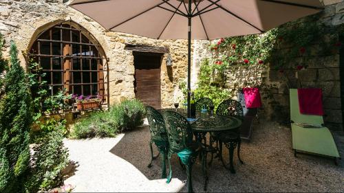 Au coeur de Beynac, une maison de caractère avec jardin terrasse - Location saisonnière - Beynac-et-Cazenac