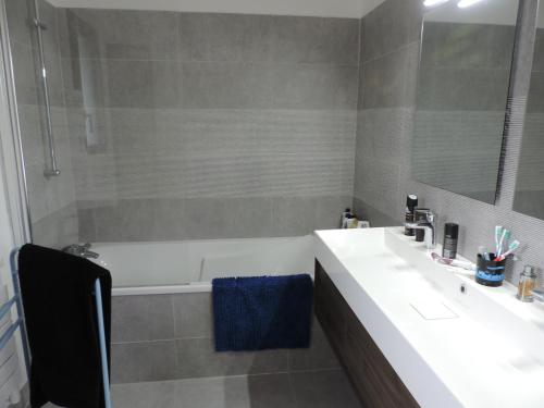 ห้องน้ำ, Jolie maison d’architecte in ชอมเบรย์ เล ตูร์