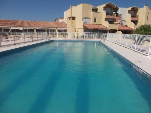 สระว่ายน้ำ, Studio sur le port, climatisation, wifi, piscine, lave-linge in กรุยส์สัน