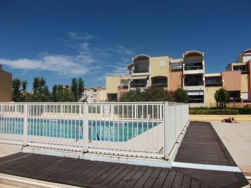 สระว่ายน้ำ, Studio sur le port, climatisation, wifi, piscine, lave-linge in กรุยส์สัน