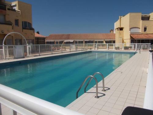 สระว่ายน้ำ, Studio sur le port, climatisation, wifi, piscine, lave-linge in กรุยส์สัน