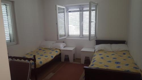Room 4 U, Bar