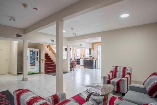 Empfangshalle, Ramada by Wyndham 100 Mile House in 100 Mile House (BC)