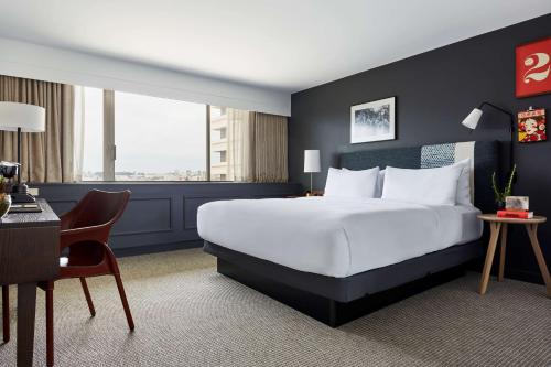 1 Queen Bed With Accessible Tub