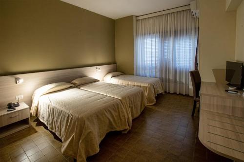 1 queen bed, 1 twin bed