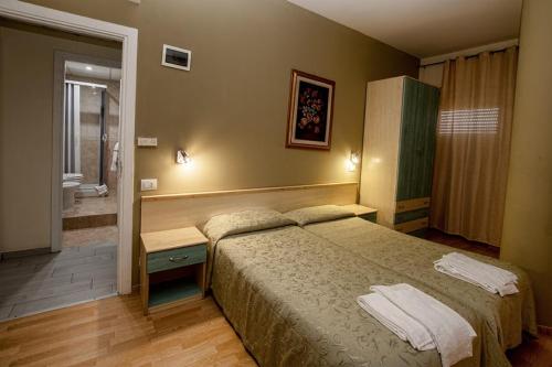 1 queen bed, 3 twin beds