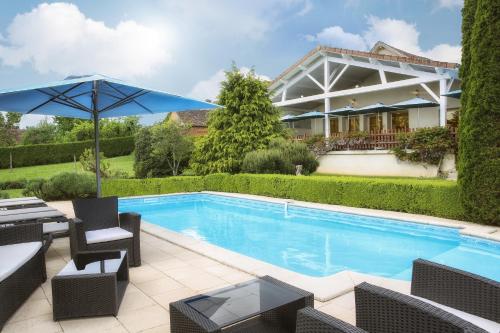 . Logis Hôtel-Restaurant Les Voyageurs