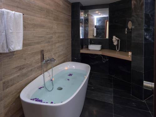 Hot tub, Eva Mare Hotel & Suites - Adults only in Gazi