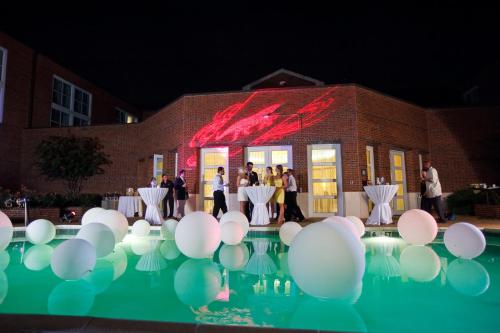 สระว่ายน้ำ, โรงแรมแคปสโตน (Hotel Capstone) in ทัสคาลูซา (AL)