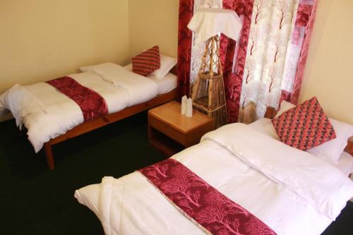Twin Room with Shared Bathroom image 3