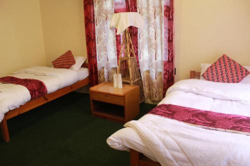 Twin Room with Shared Bathroom image 4