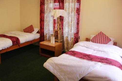 Twin Room with Shared Bathroom image 8