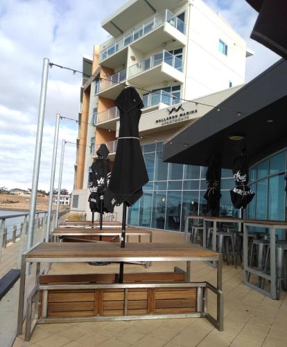 Restorāns, Wallaroo Marina Executive Apartments in Vallarū