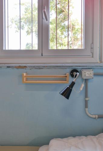 Roger's Hostel Tel Aviv (age 18-45) Room Type - Bed in 7-Bed Mixed Dormitory Room 