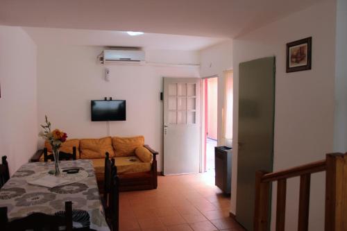 2 bedrooms, 5 beds