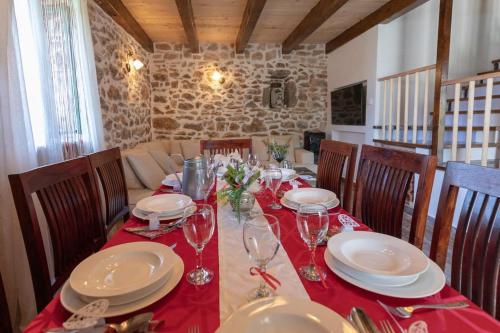 Létesítmények, Family friendly house with a swimming pool Bogatic, Krka - 17168 in Split – Szupetar