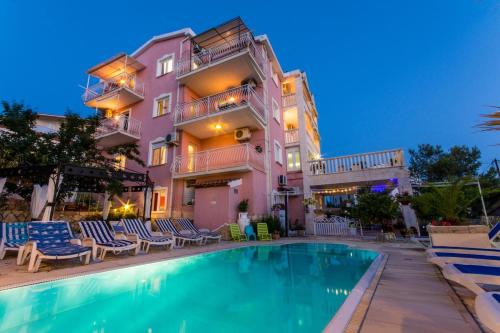 Family friendly apartments with a swimming pool Okrug Gornji Ciovo - 16893