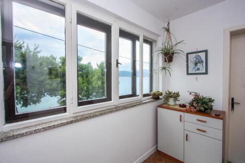 Apartments by the sea Arbanija Ciovo - 17280 - image 8