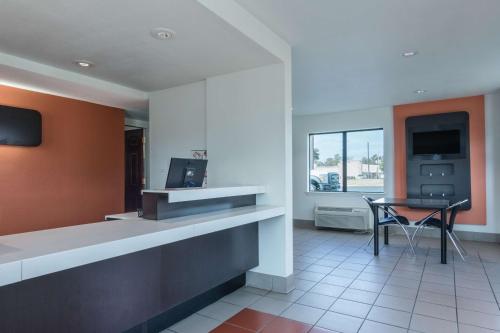 ห้องส่วนกลางสำหรับนั่งเล่น/ดูทีวี, Motel 6 Texarkana, AR in แทกซาร์แคนา (AR)