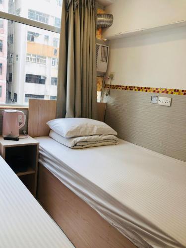 Standard Twin Room image 5