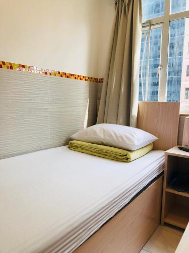 Standard Twin Room image 4