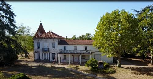 CHATEAU LA LOGE