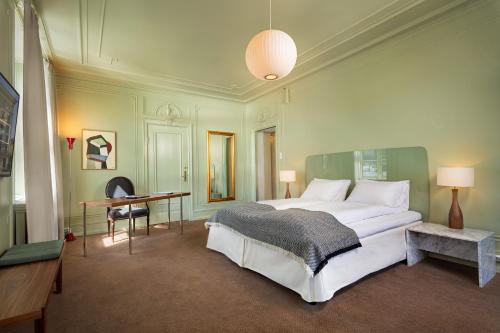 1 king bed, 1 sofa bed