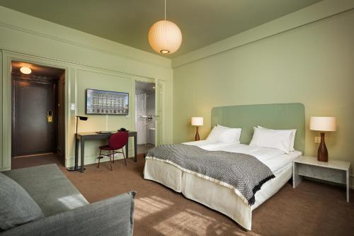 2 twin beds, 1 sofa bed