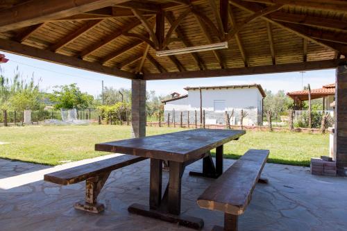  Antico Villas 2 - 10min walk to the Beach and Ormos centre, Garden, BBQ in Ormos Panagias