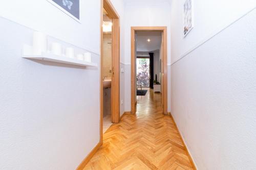 Apartamentos Plaza de España - image 2