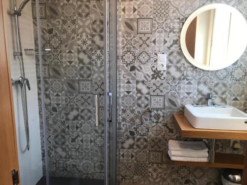 חדר אמבטיה, Hostal La Romànica (Hostal La Romanica) in סבדל