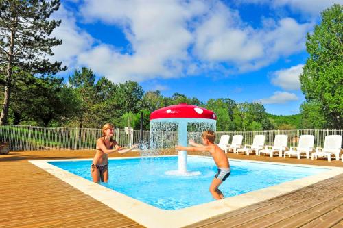 Peldbaseins, Residence Goelia Les Cottages du Lac in La Cassagne