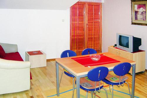  Apartments im Haus Mario Pirovac - CDN04075-CYB in Pirovac