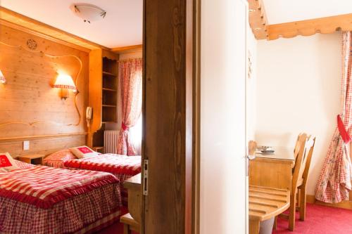 1 queen bed, 1 bunk bed