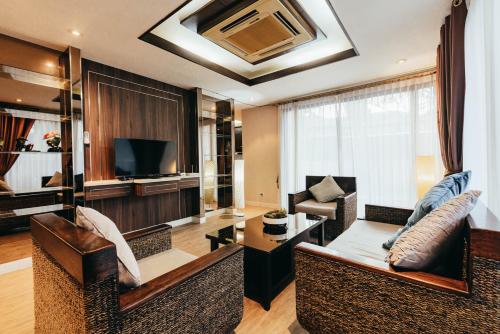 嗨翻泰 42 Pattaya City Luxury Pool BBQ 4 bedroom villa 嗨翻泰 42 Pattaya City Luxury Pool BBQ 4 bedroom villa