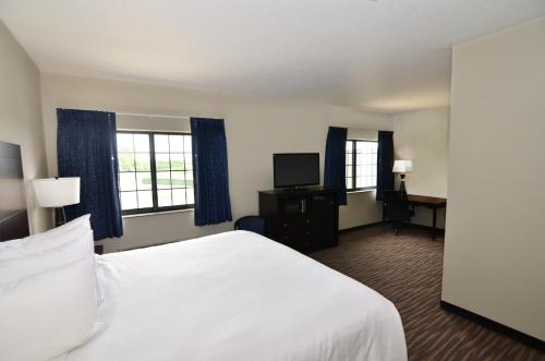 Cobblestone Inn & Suites - Holstein