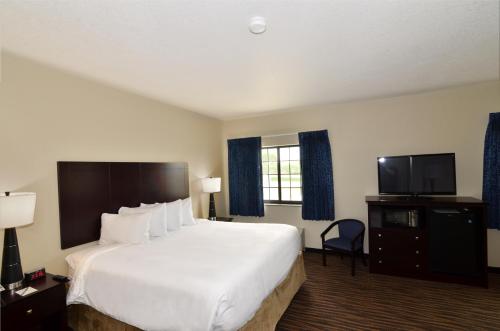 Cobblestone Inn & Suites - Holstein