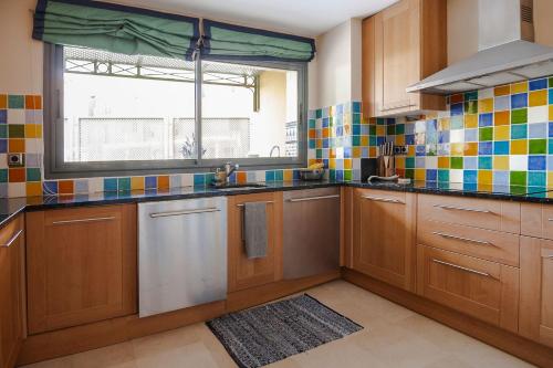 Polo Royale Waterfront Luxury Apt - 3 terraces and pool in 托雷古亞迪亞羅