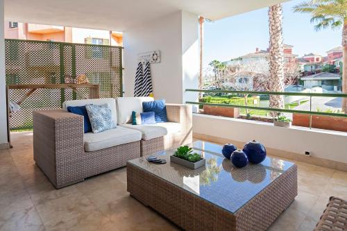 Polo Royale Waterfront Luxury Apt - 3 terraces and pool in 托雷古亞迪亞羅